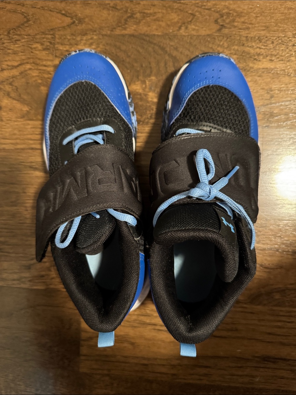 Under Armour GS Zone Basketball shoes Boys 7Y EUC